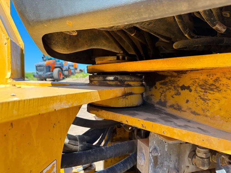 2013-deere-824k-image-17