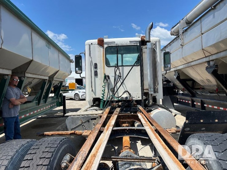 2005-freightliner-truck-(jn2399,-unit-277052)-image-33