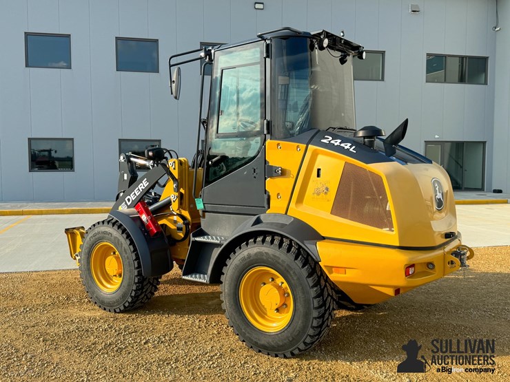 2022-deere-244l-image-7