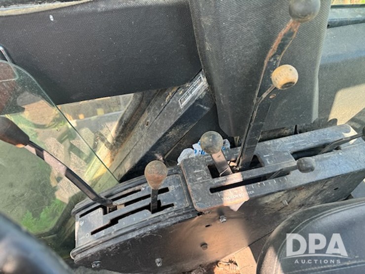 allis-chalmers-7010-tractor-(pd5164)-image-5