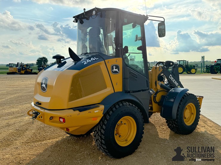 2022-deere-244l-image-5