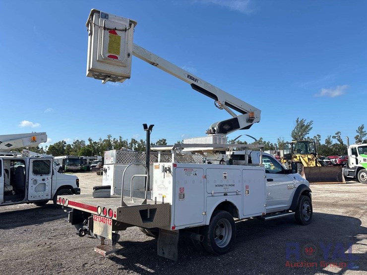 2013-ram-4500-versalift-bucket-truck-image-3