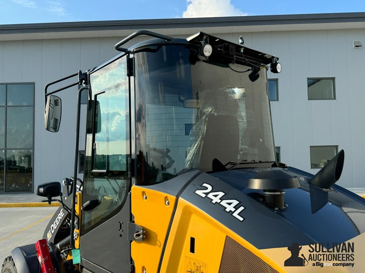 2022-deere-244l-image-13