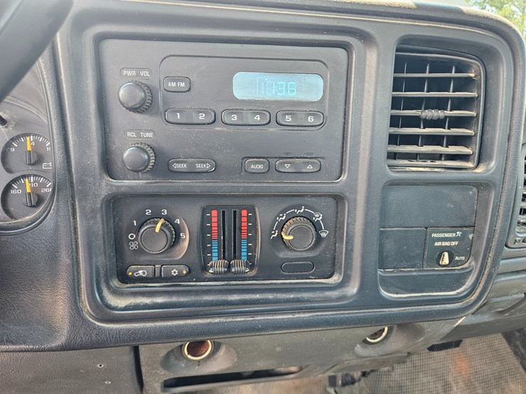 2004-chevrolet-silverado-image-36