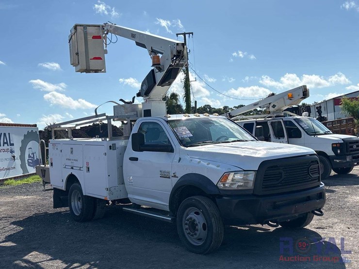 2013-ram-4500-versalift-bucket-truck-image-2