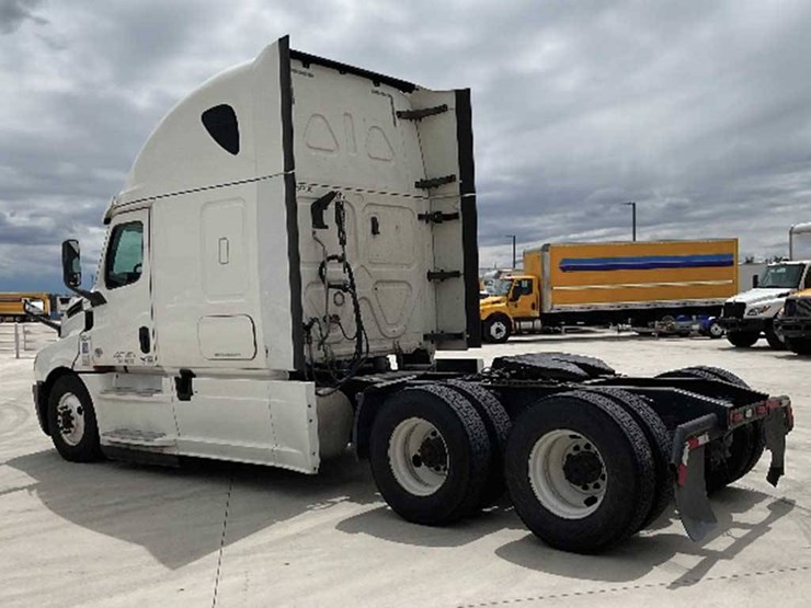 2020-freightliner-cascadia-126-image-2