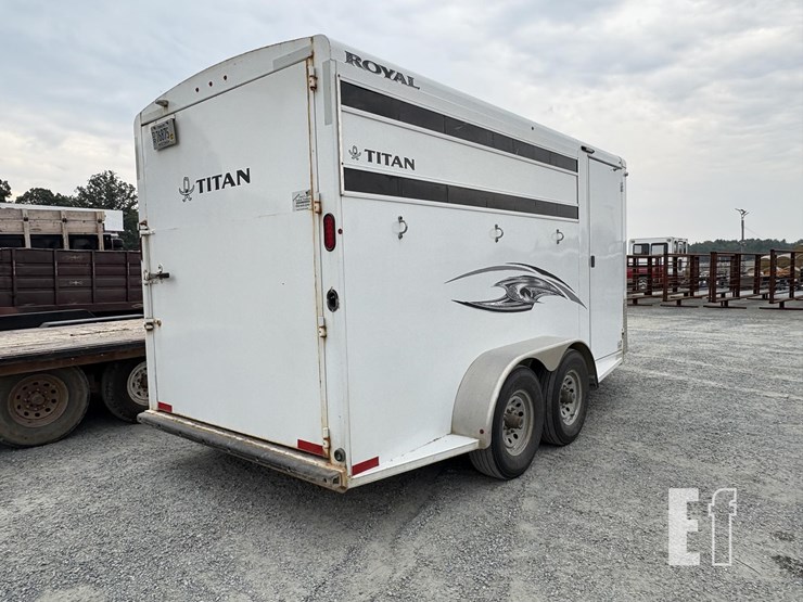 2019-titan-trailer-image-5
