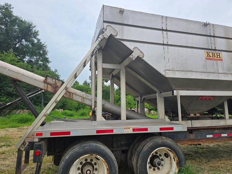 2016-kbh-fertilizer-tender-trailer---isuzu-diesel,-hydraulic-system,-rear-discharge-image-13
