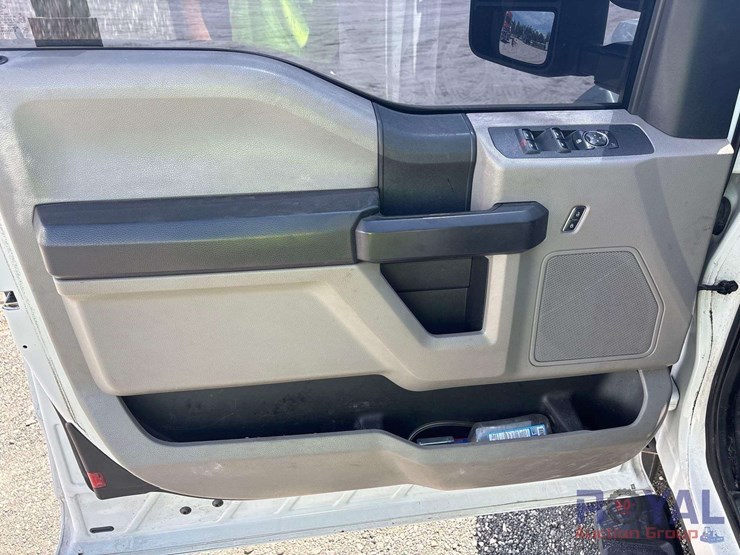 2017-ford-f550-image-8