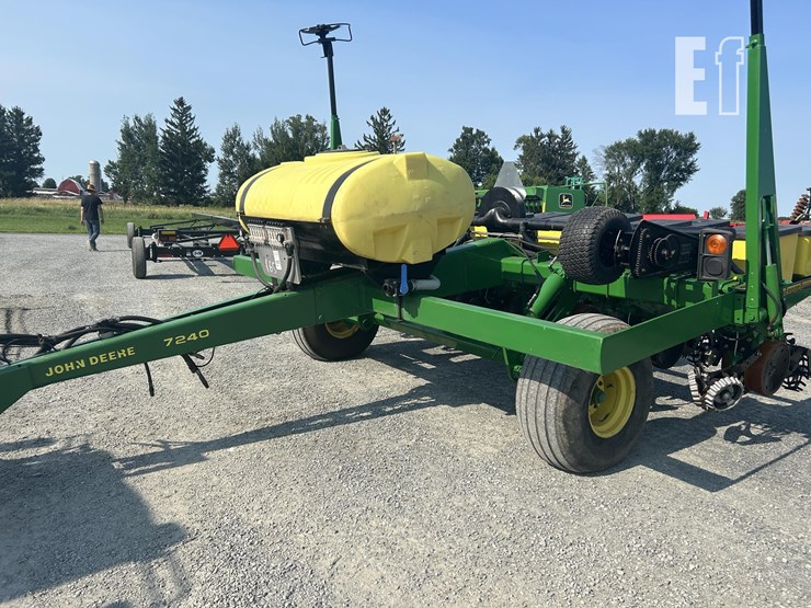 john-deere-7240-image-2