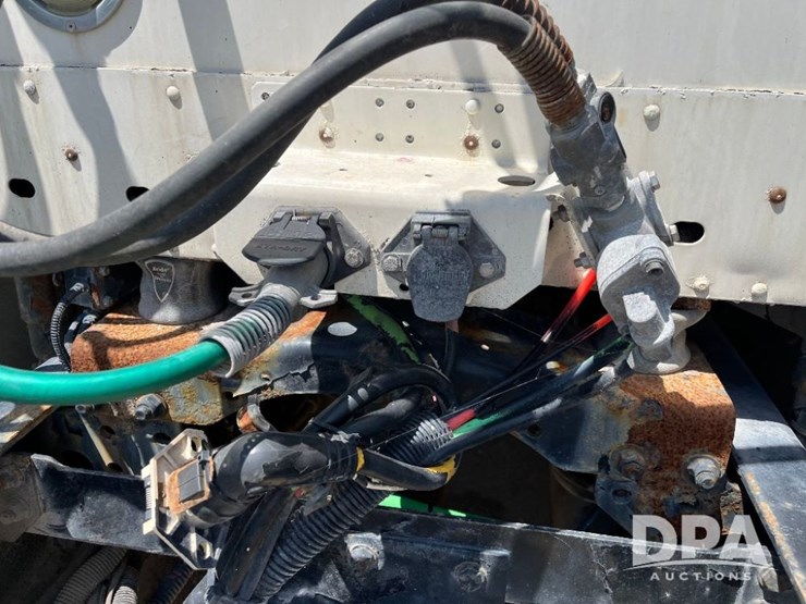 2005-freightliner-truck-(jn2399,-unit-277052)-image-24