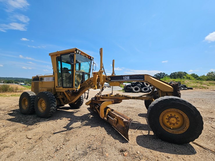 2002-caterpillar-12h-image-31