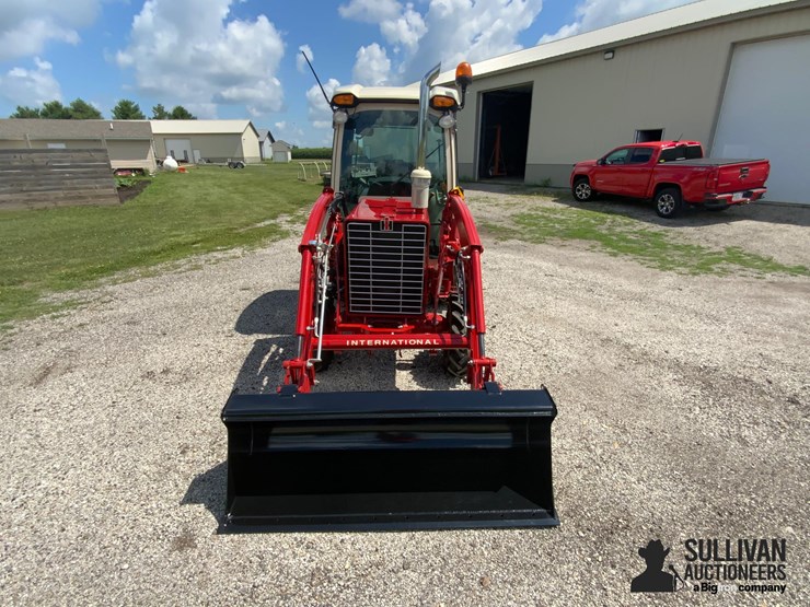 2023-international-farmall-1456-compact-utility-tractor-w/-loader-image-2