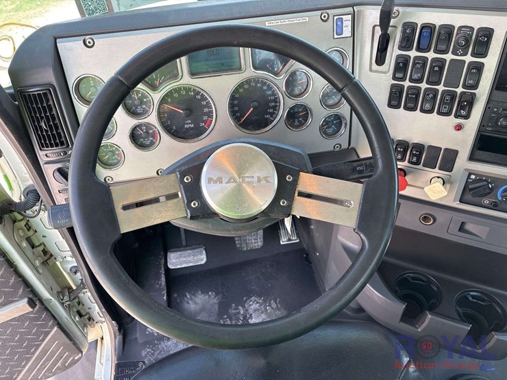 2014-mack-cxu613-t/a-day-cab-truck-tractor-image-13
