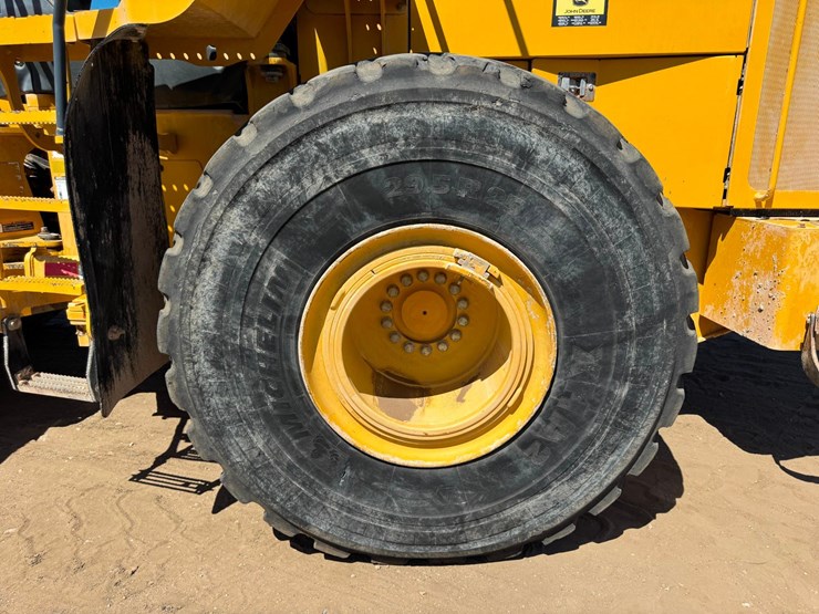 2013-deere-824k-image-40