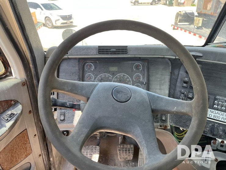 2005-freightliner-truck-(jn2399,-unit-277052)-image-50