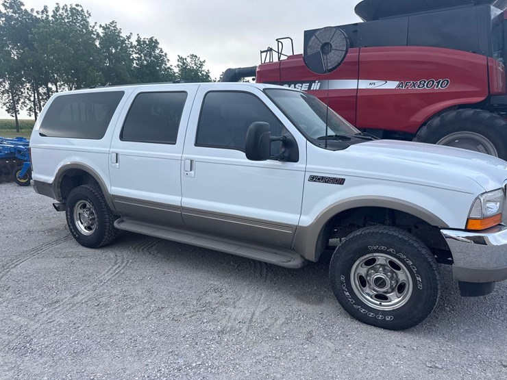 2000-ford-excursion-image-1