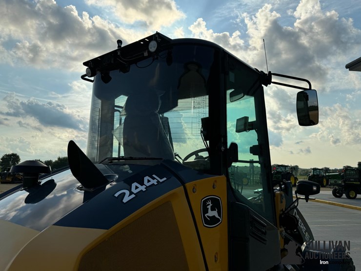 2022-deere-244l-image-16
