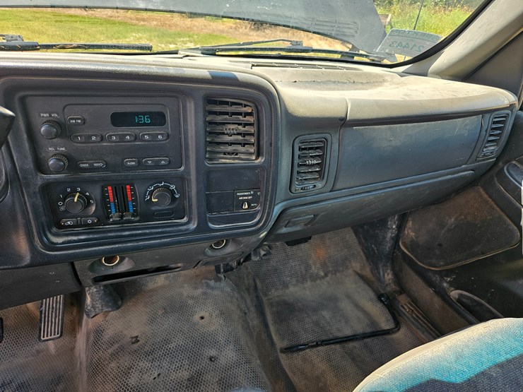 2004-chevrolet-silverado-image-35