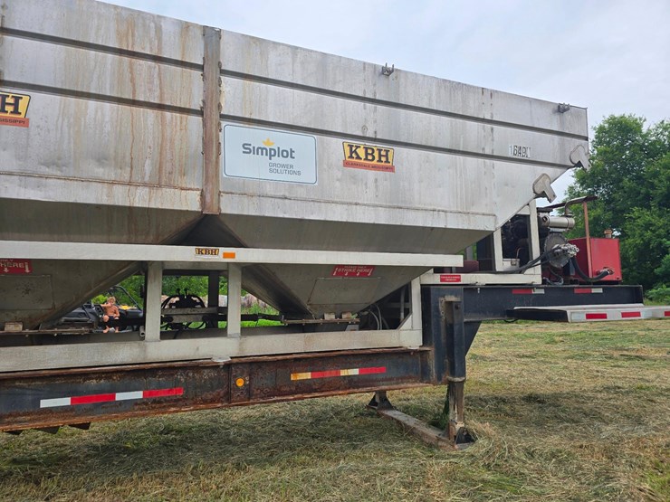 2016-kbh-fertilizer-tender-trailer---isuzu-diesel,-hydraulic-system,-rear-discharge-image-2