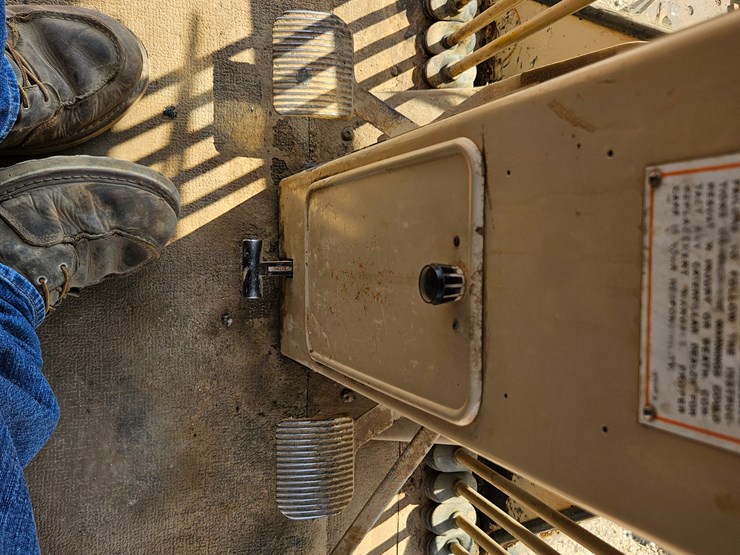2002-caterpillar-12h-image-61