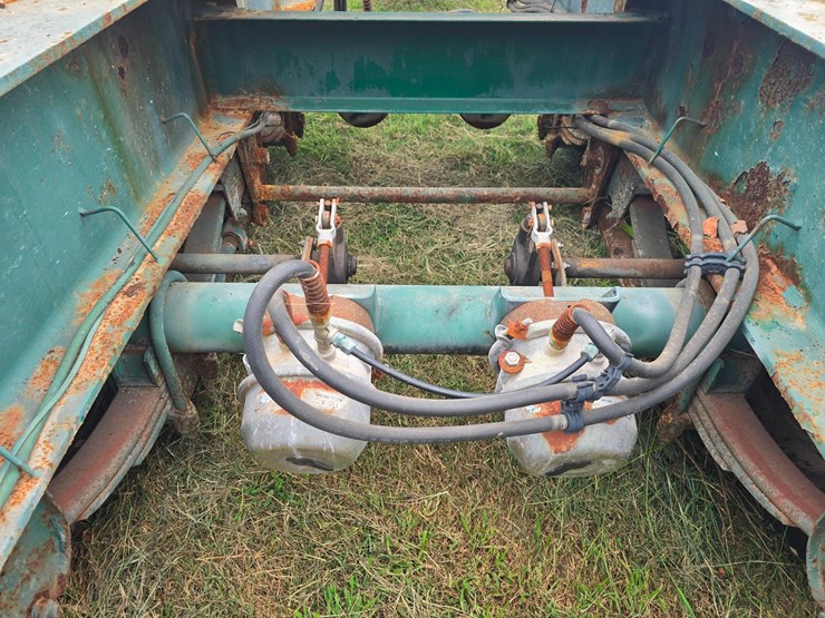 2013-doyle-dry-fertilizer-tender-trailer---kubota-diesel,-3-stainless-compartments,-side-discharge-image-32