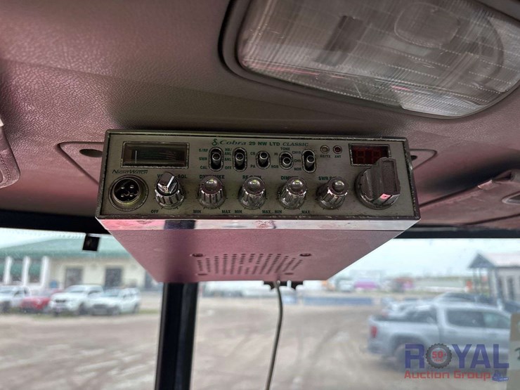 2009-peterbilt-384-image-23
