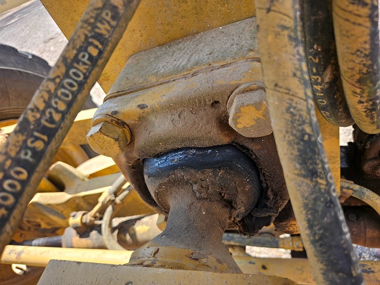2002-caterpillar-12h-image-105