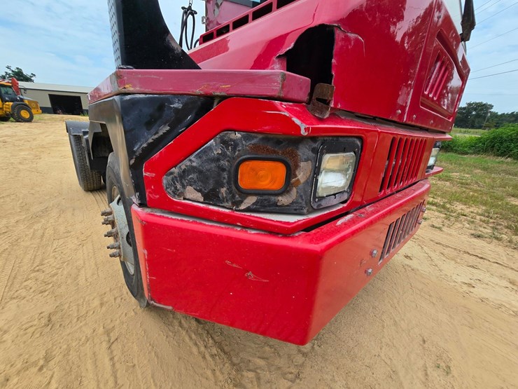 2015-ottawa-yard-spotter-truck---cummins-diesel,-allison-6-speed,-hydraulic-air-fifth-wheel-image-2