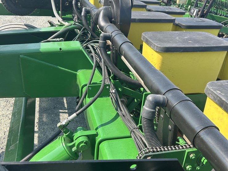 john-deere-7240-image-11