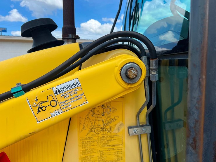 2011-new-holland-b95b-image-16