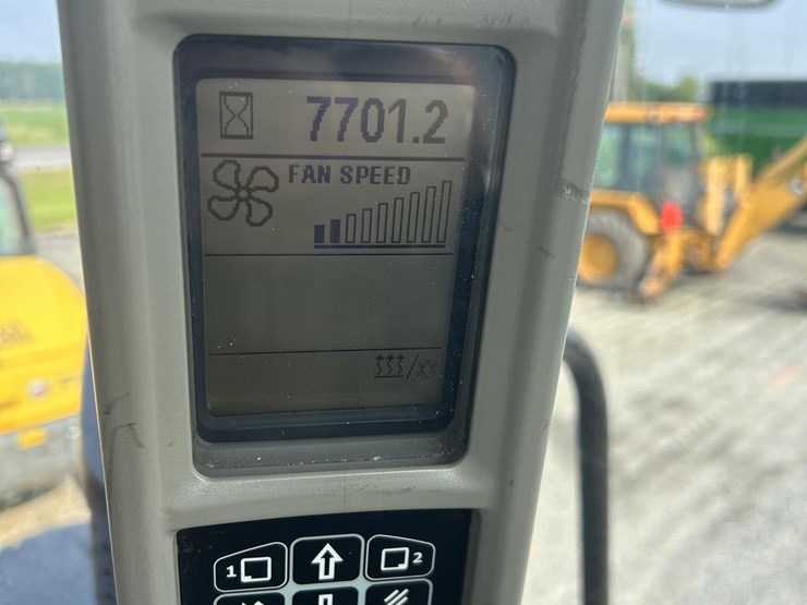 2015-case-ih-magnum-240-cvt-image-16