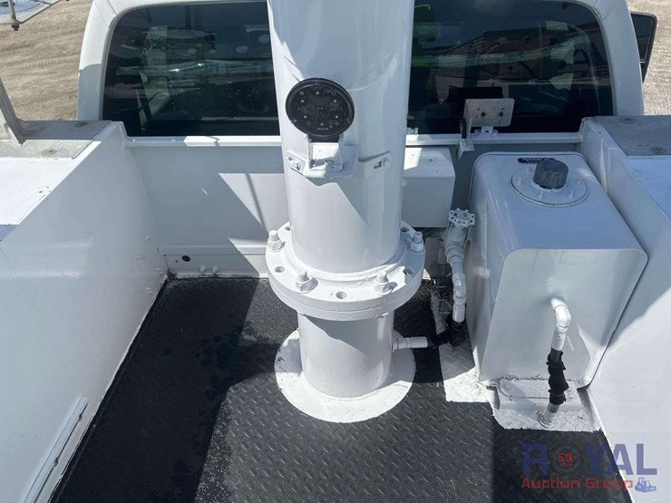 2013-ford-f550-image-32