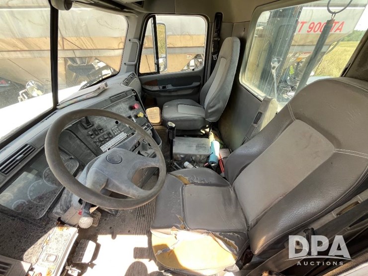 2005-freightliner-truck-(jn2399,-unit-277052)-image-46
