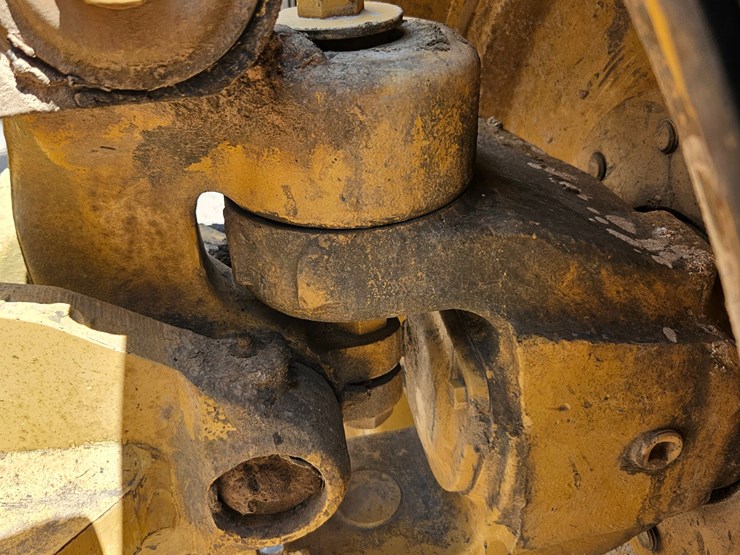 2002-caterpillar-12h-image-106