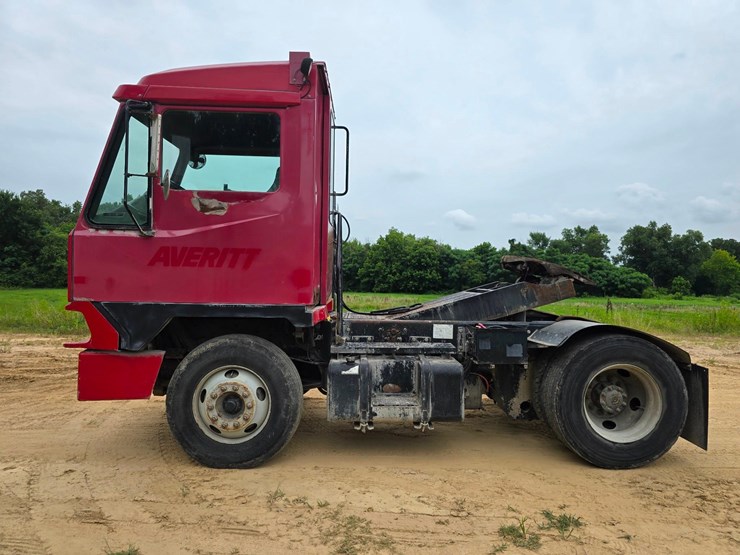 2015-ottawa-yard-spotter-truck---cummins-diesel,-allison-6-speed,-hydraulic-air-fifth-wheel-image-7
