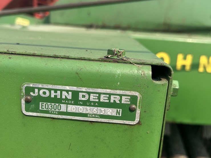 john-deere-300-image-10