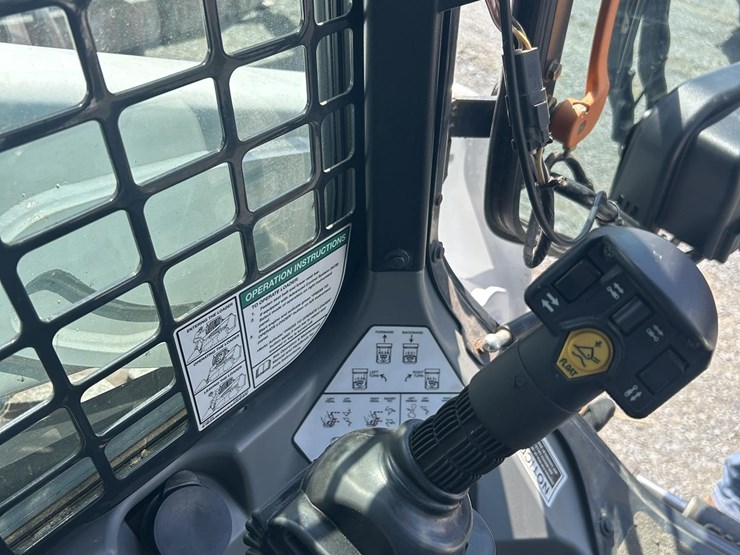 2014-bobcat-s570-image-12