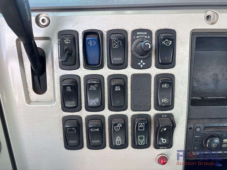 2014-mack-cxu613-t/a-day-cab-truck-tractor-image-14