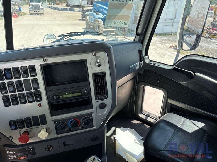 2014-mack-cxu613-t/a-day-cab-truck-tractor-image-22