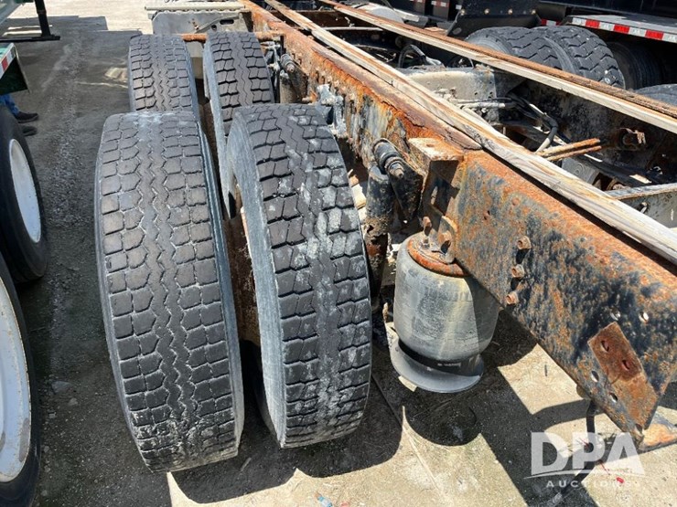 2005-freightliner-truck-(jn2399,-unit-277052)-image-34