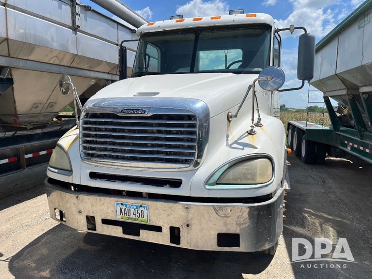 2005-freightliner-truck-(jn2399,-unit-277052)-image-2