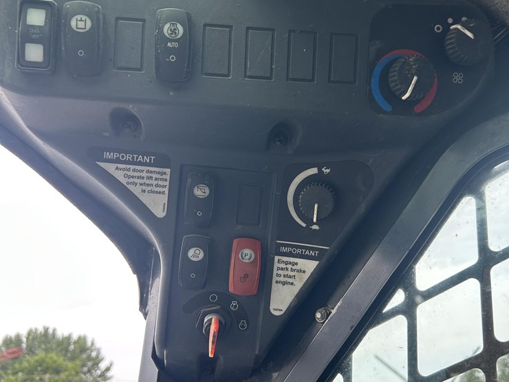 2011-deere-318d-image-14