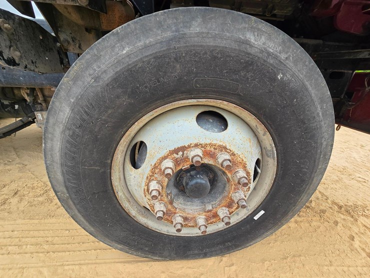 2015-ottawa-yard-spotter-truck---cummins-diesel,-allison-6-speed,-hydraulic-air-fifth-wheel-image-31