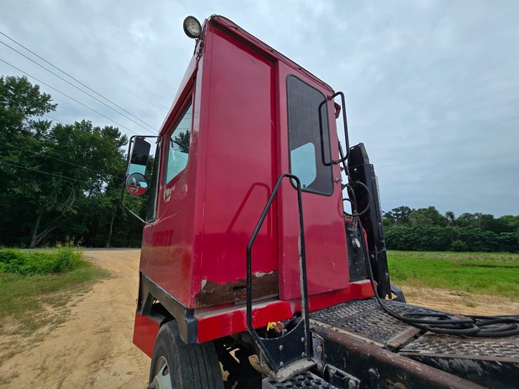 2015-ottawa-yard-spotter-truck---cummins-diesel,-allison-6-speed,-hydraulic-air-fifth-wheel-image-11