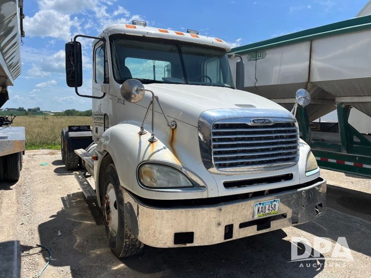 2005-freightliner-truck-(jn2399,-unit-277052)-image-4