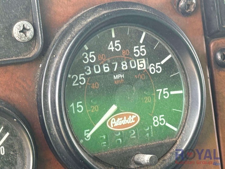2007-peterbilt-335-image-9