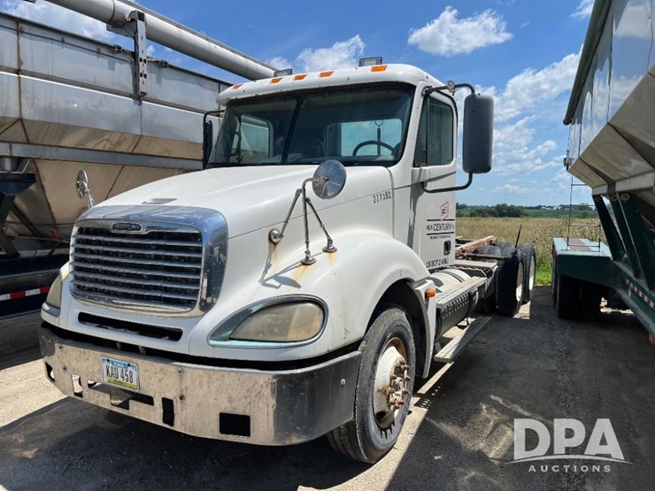 2005-freightliner-truck-(jn2399,-unit-277052)-image-1