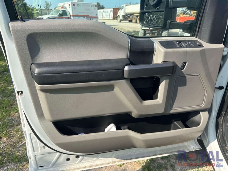 2022-ford-f550-image-12