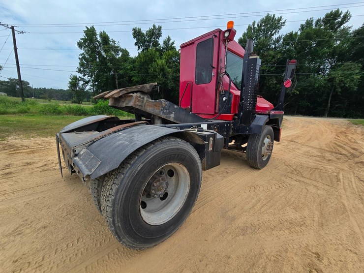 2015-ottawa-yard-spotter-truck---cummins-diesel,-allison-6-speed,-hydraulic-air-fifth-wheel-image-5
